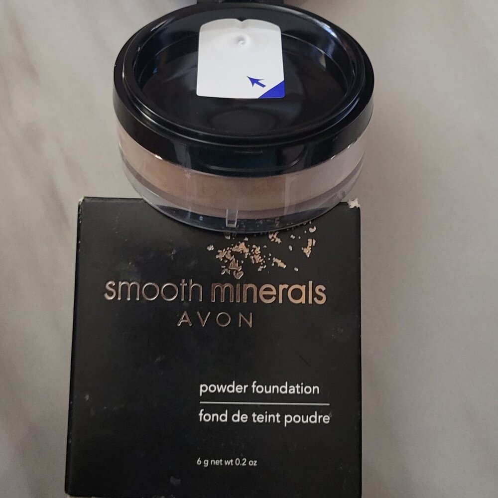 New In Box Avon Smooth Minerals Loose Powder Foundation - Medium Beige